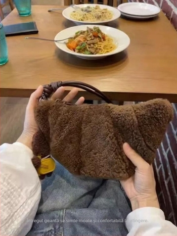 Geantă dumpling, stil street-trend, material pluș, căptușeală din lână de miel, închidere cu fermoar, buzunar interior pentru telefon