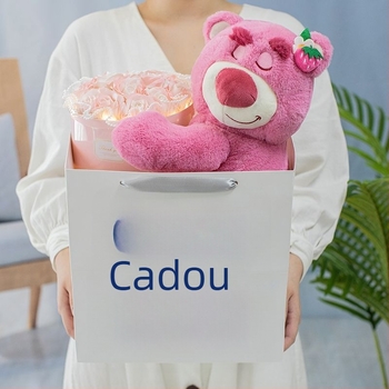 Buchet de flori din săpun cu ursuleț Strawberry Bear și varietate de trandafiri – buchet desen animat, gata de cadou pentru prietenă