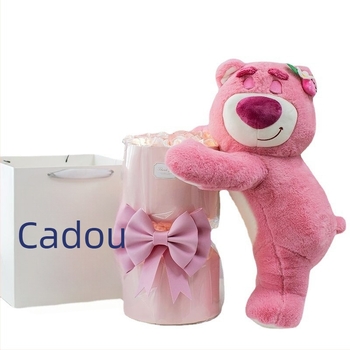 Buchet de flori din săpun cu ursuleț Strawberry Bear și varietate de trandafiri – buchet desen animat, gata de cadou pentru prietenă