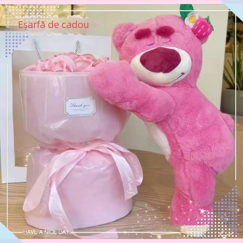 Buchet de flori din săpun cu ursuleț Strawberry Bear și varietate de trandafiri – buchet desen animat, gata de cadou pentru prietenă
