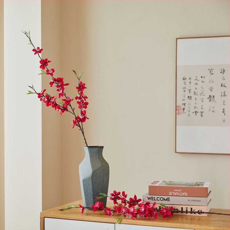 Ramură artificială cu flori de piersic pentru decor sufragerie și nuntă | Warm Tree Flower Art; Material: plastic și flori de mătase; Proces: turnare prin injecție; Model: simulare a florii de piersic; Utilizare: nuntă, recuzită pentru fotografii, decor de