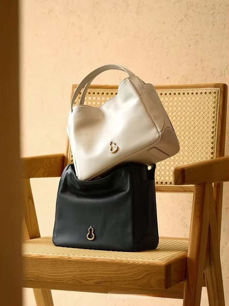 Bampo Geantă tip găleată din piele naturală, unisex, curea simplă, închidere magnetică, buzunar interior cu fermoar laminat și căptușeală poliester