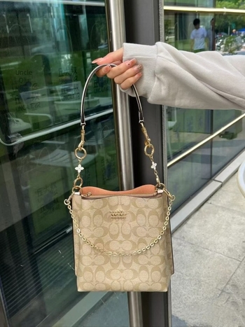 Geantă bucket din PVC, bretele din lanț dublu, închidere cu fermoar, buzunar interior cu fermoar