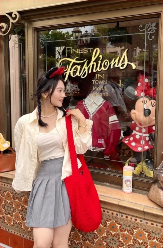 Geantă bucket din pluș, cu buzunar intern, închidere magnetică și strat suplimentar