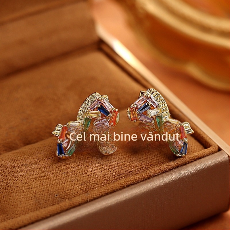 Cercei cu formă de ponei, cristale zircon, cupru placat cu aur real și ac din argint 925, pentru femei, colecția iarnă 2025