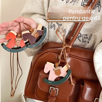 Pandantiv vintage din piele cu cal balansoar pentru rucsac și decor auto • Material PU • Greutate 20 g • Model: animale mici • Stil: dulce, pandantiv • Tengyi premium
