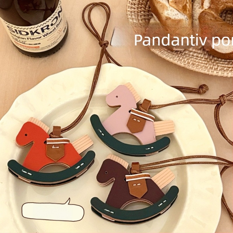 Pandantiv vintage din piele cu cal balansoar pentru rucsac și decor auto • Material PU • Greutate 20 g • Model: animale mici • Stil: dulce, pandantiv • Tengyi premium