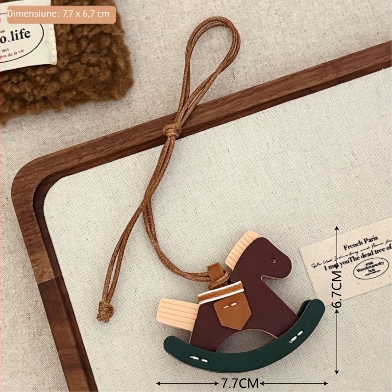 Pandantiv vintage din piele cu cal balansoar pentru rucsac și decor auto • Material PU • Greutate 20 g • Model: animale mici • Stil: dulce, pandantiv • Tengyi premium