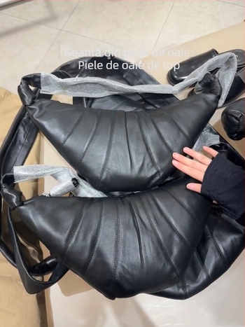 Geantă croissant din piele naturală, cu accente din piele de miel, curea de umăr simplă, în formă de croissant, închidere cu fermoar