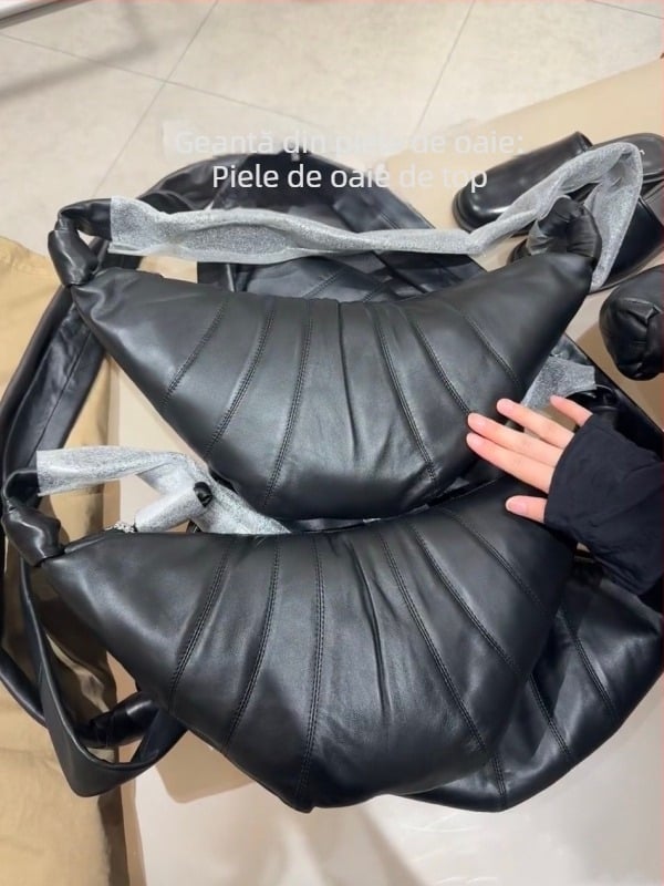 Geantă croissant din piele naturală, cu accente din piele de miel, curea de umăr simplă, în formă de croissant, închidere cu fermoar