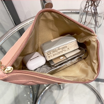 Geantă clutch din PU cu quilt brodat în formă de diamant, închidere cu fermoar, căptușeală poliester