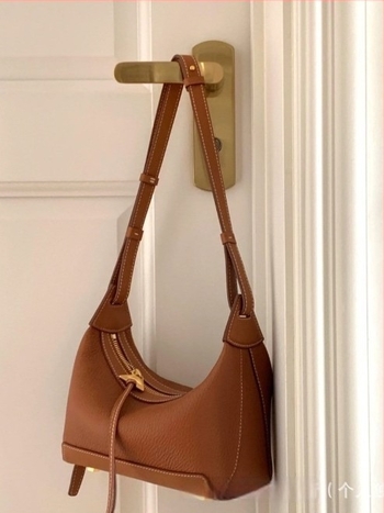 Geantă din piele naturală, în formă de pernă — piele de vită prim-strat, fermoar, primăvara 2023, buzunar intern pentru telefon