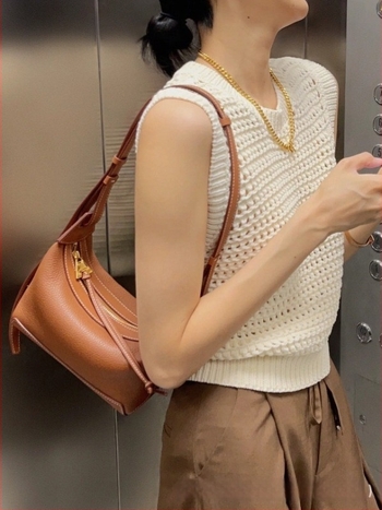 Geantă din piele naturală, în formă de pernă — piele de vită prim-strat, fermoar, primăvara 2023, buzunar intern pentru telefon