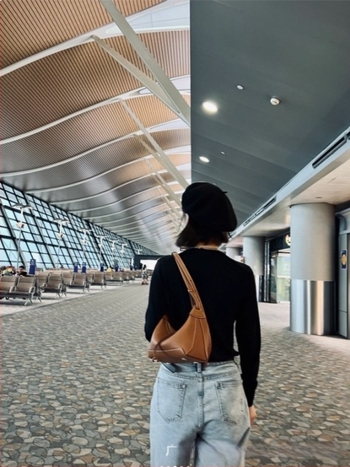 Geantă din piele naturală, în formă de pernă — piele de vită prim-strat, fermoar, primăvara 2023, buzunar intern pentru telefon