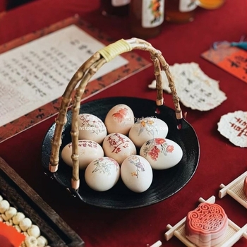 Farfurie de servire din porțelan, rotundă, glazură cu fisuri de gheață, stil modern minimalist, potrivită pentru promovări publicitare