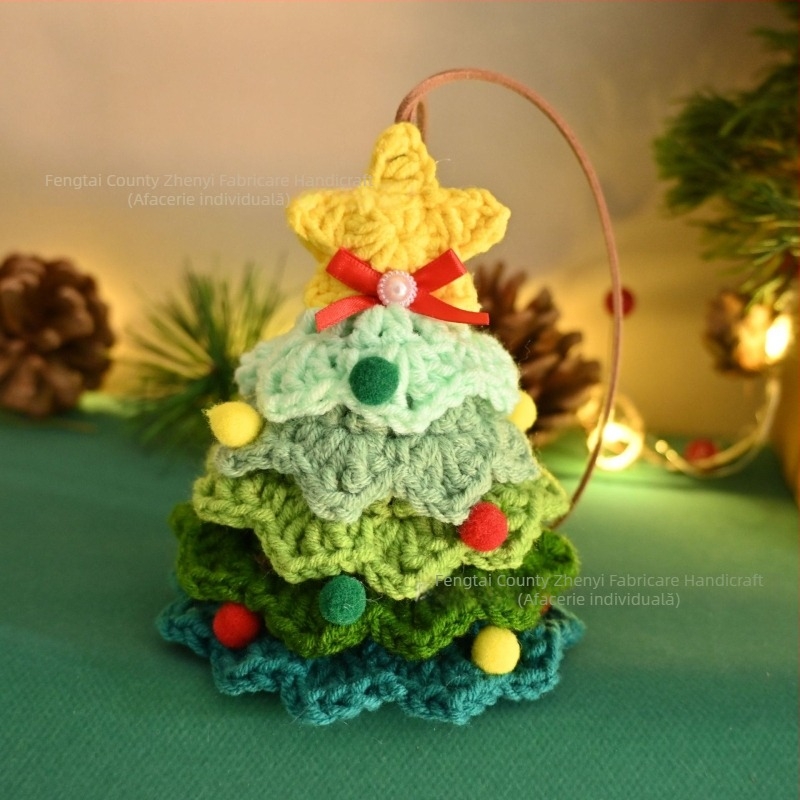 Ornament de Crăciun pentru Mașină și Geantă — pandantiv croșetat manual, scenă decorativă, din aliaj