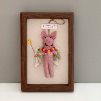 Pandantiv din filc de lână lucrat manual – purceluș drăguț, accesoriu pentru bagaje, model Fairy Piggy, brand Duo Ni Gule