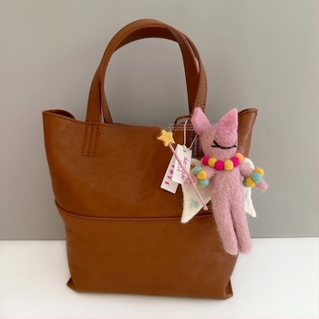 Pandantiv din filc de lână lucrat manual – purceluș drăguț, accesoriu pentru bagaje, model Fairy Piggy, brand Duo Ni Gule