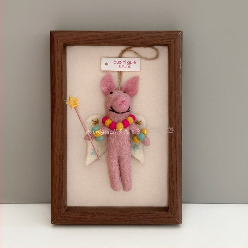 Pandantiv din filc de lână lucrat manual – purceluș drăguț, accesoriu pentru bagaje, model Fairy Piggy, brand Duo Ni Gule