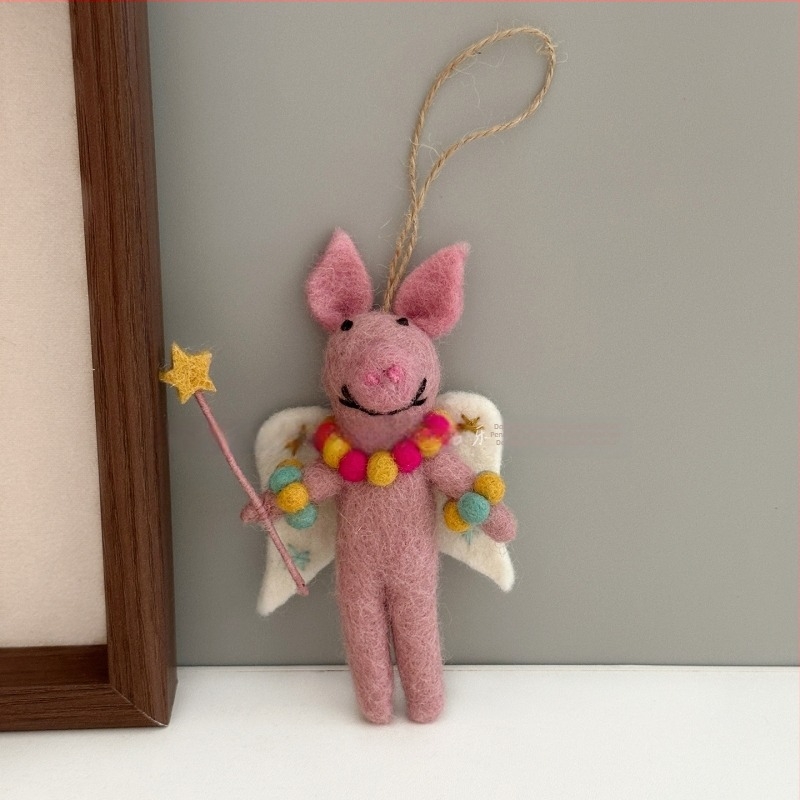 Pandantiv din filc de lână lucrat manual – purceluș drăguț, accesoriu pentru bagaje, model Fairy Piggy, brand Duo Ni Gule