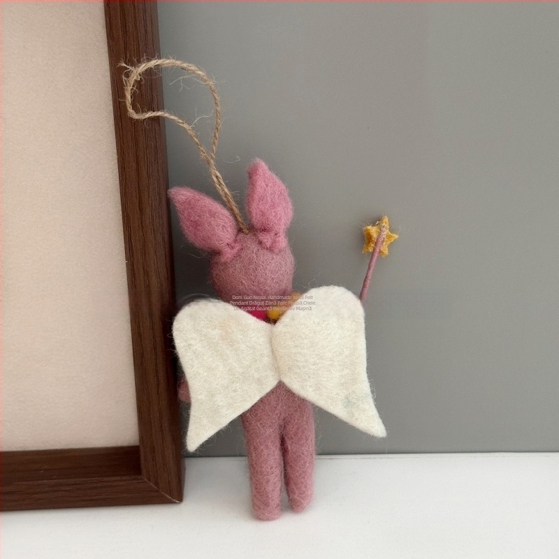 Pandantiv din filc de lână lucrat manual – purceluș drăguț, accesoriu pentru bagaje, model Fairy Piggy, brand Duo Ni Gule
