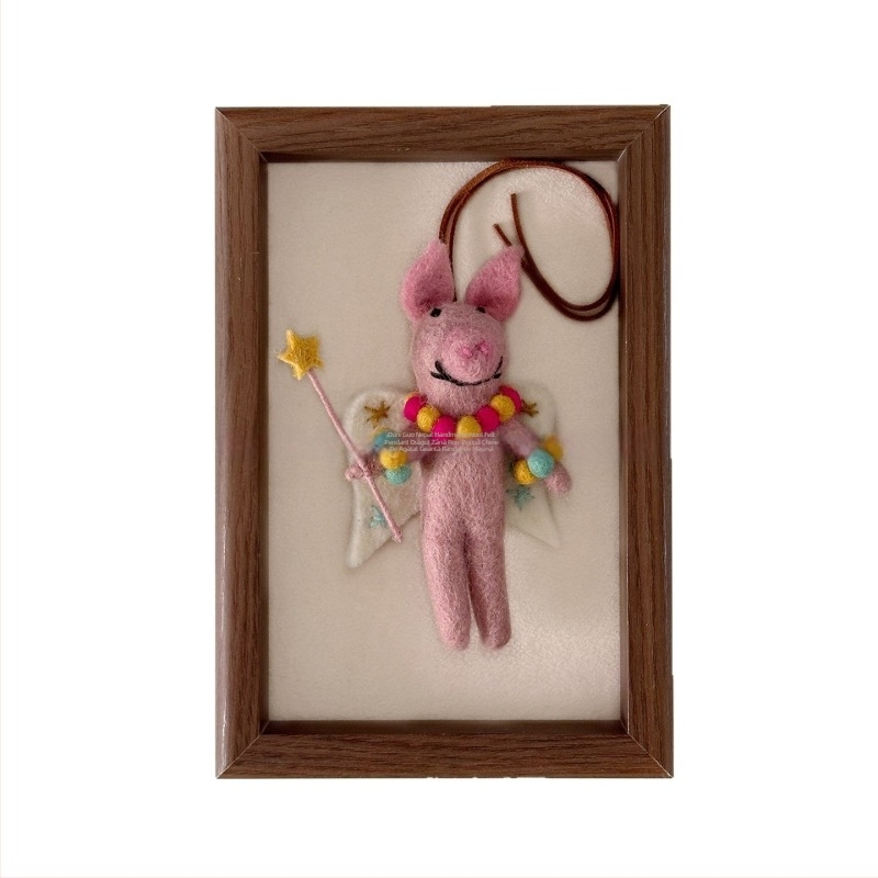 Pandantiv din filc de lână lucrat manual – purceluș drăguț, accesoriu pentru bagaje, model Fairy Piggy, brand Duo Ni Gule