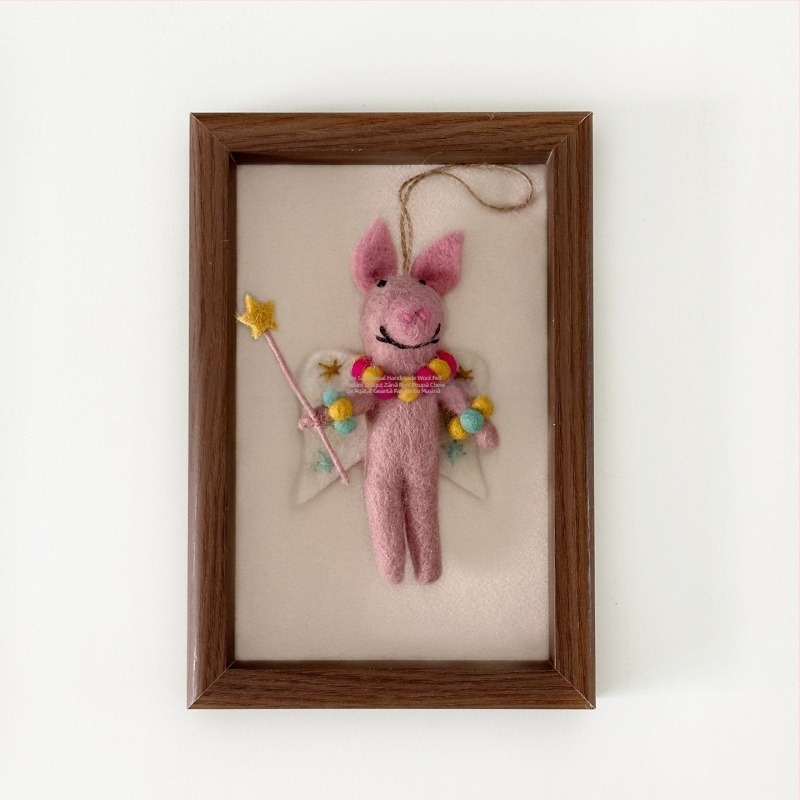 Pandantiv din filc de lână lucrat manual – purceluș drăguț, accesoriu pentru bagaje, model Fairy Piggy, brand Duo Ni Gule