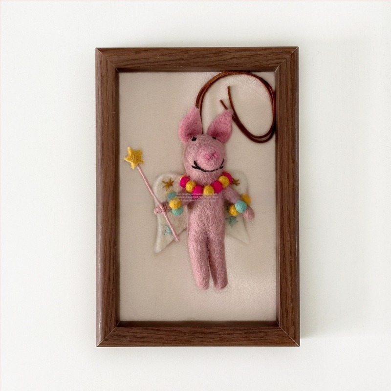 Pandantiv din filc de lână lucrat manual – purceluș drăguț, accesoriu pentru bagaje, model Fairy Piggy, brand Duo Ni Gule