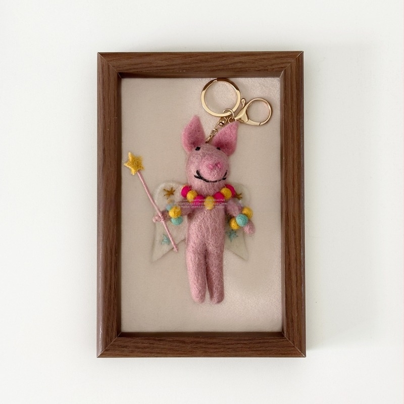 Pandantiv din filc de lână lucrat manual – purceluș drăguț, accesoriu pentru bagaje, model Fairy Piggy, brand Duo Ni Gule