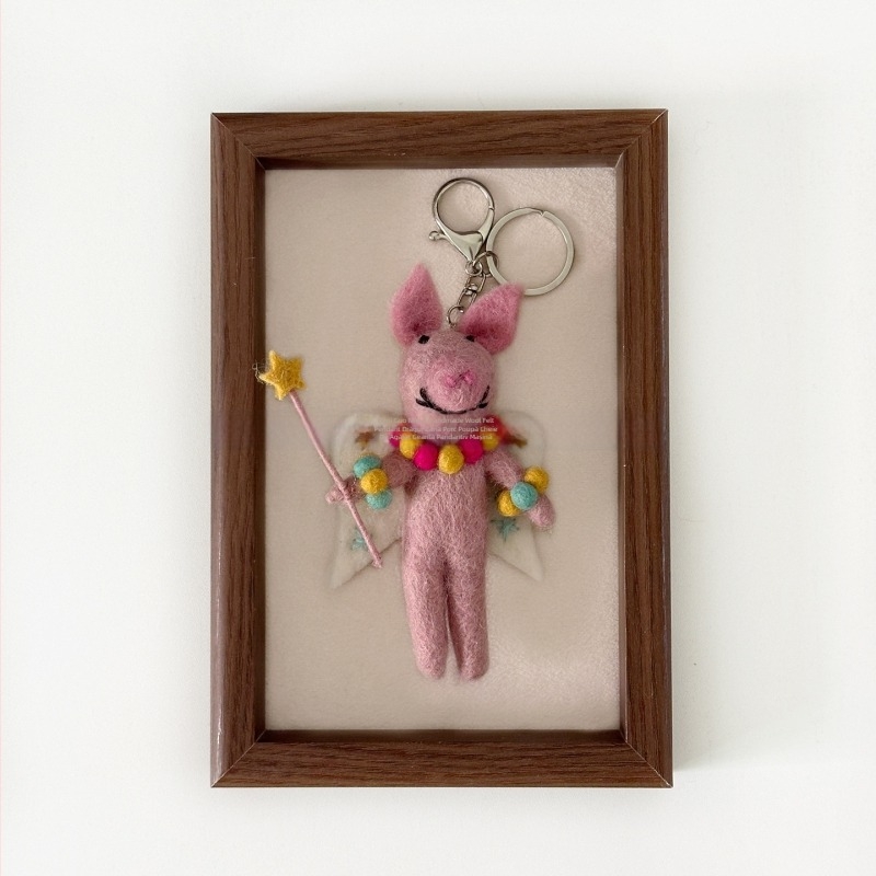 Pandantiv din filc de lână lucrat manual – purceluș drăguț, accesoriu pentru bagaje, model Fairy Piggy, brand Duo Ni Gule
