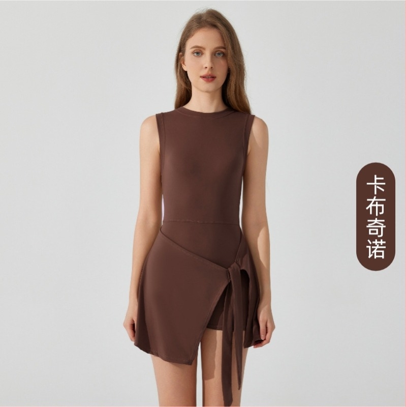 Body antibacterian cu bretele încrucișate, respirant și cu gestionare a umezelii; compoziție: nailon 81% / spandex 19%; fără burete pentru bust