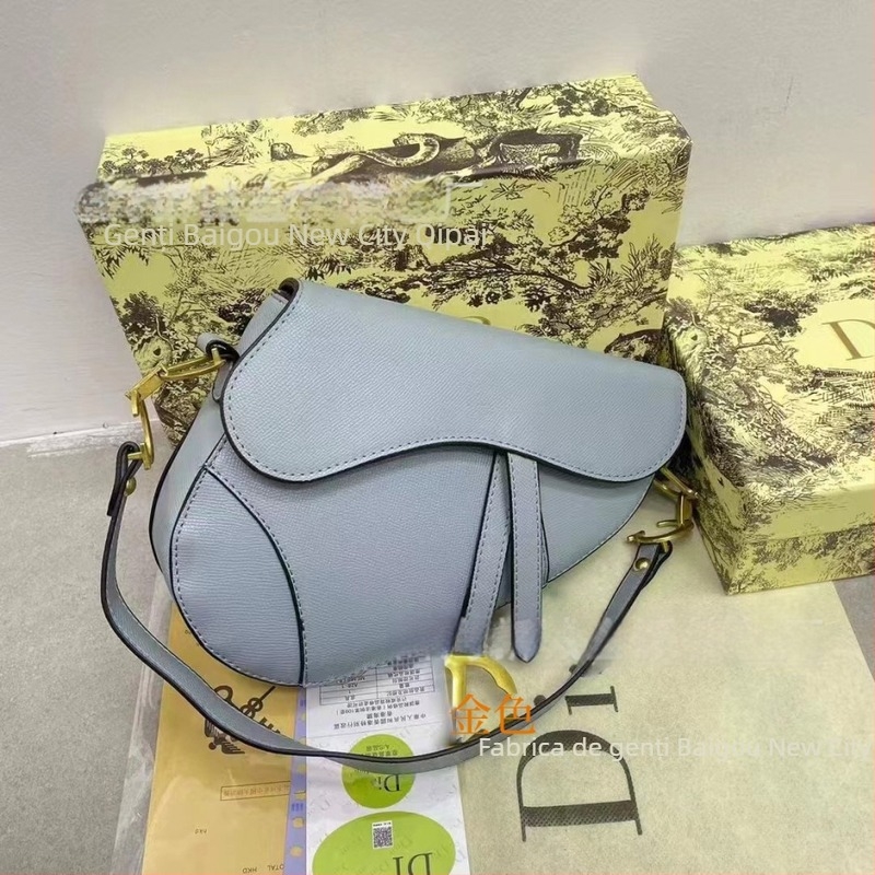 Geantă de umăr casual pentru femei, stil urban Saddle Bag, material PU, închidere cu capac, buzunar interior cu fermoar (Simplitate urbană; PU; Saddle Bag; Închidere cu capac; Buzunar interior cu fermoar)