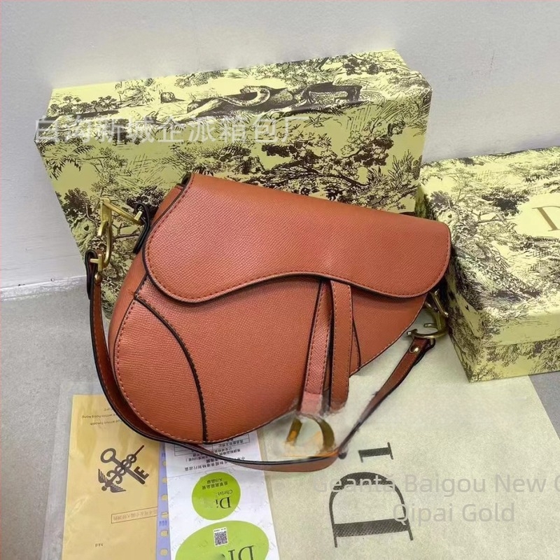 Geantă de umăr casual pentru femei, stil urban Saddle Bag, material PU, închidere cu capac, buzunar interior cu fermoar (Simplitate urbană; PU; Saddle Bag; Închidere cu capac; Buzunar interior cu fermoar)