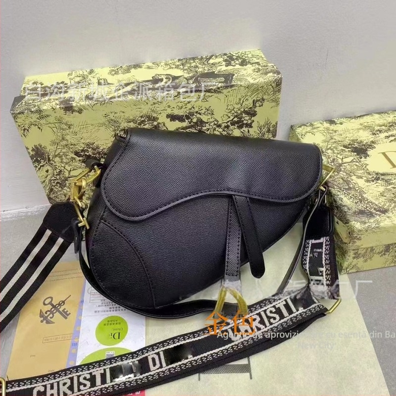 Geantă de umăr casual pentru femei, stil urban Saddle Bag, material PU, închidere cu capac, buzunar interior cu fermoar (Simplitate urbană; PU; Saddle Bag; Închidere cu capac; Buzunar interior cu fermoar)