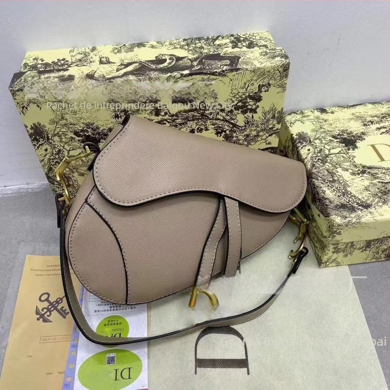 Geantă de umăr casual pentru femei, stil urban Saddle Bag, material PU, închidere cu capac, buzunar interior cu fermoar (Simplitate urbană; PU; Saddle Bag; Închidere cu capac; Buzunar interior cu fermoar)