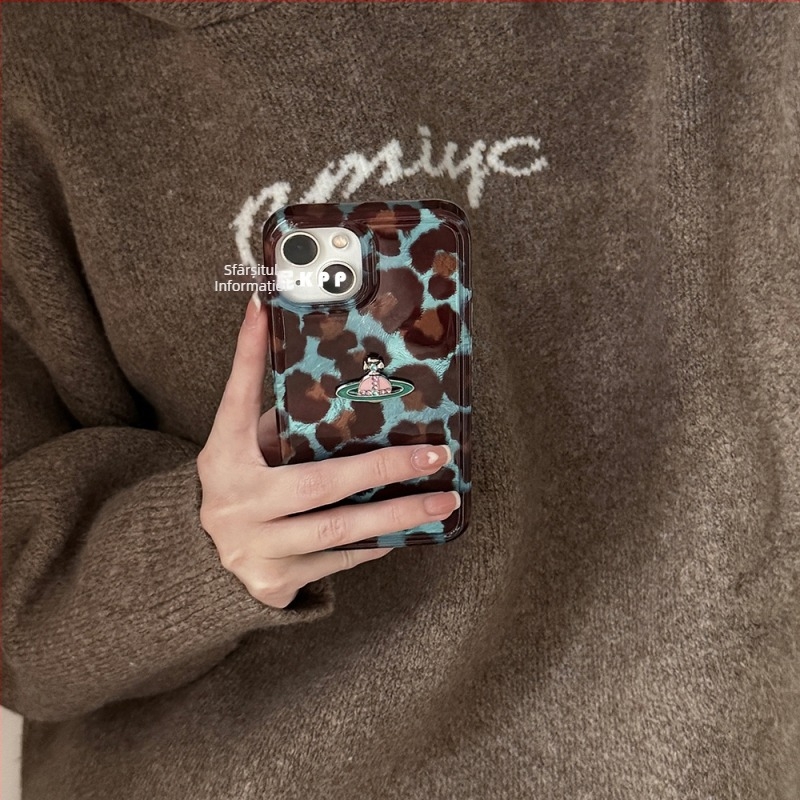 Carcasa pentru iPhone 16 Pro Max cu corp rigid, design în relief, protecție anti-cădere, stil Ins, cu lanț de mână și bilă de blană