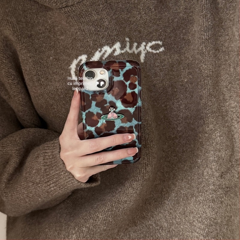 Carcasa pentru iPhone 16 Pro Max cu corp rigid, design în relief, protecție anti-cădere, stil Ins, cu lanț de mână și bilă de blană