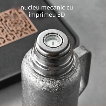 Termos din titan pur, izolație în vid, termometru mecanic, compartiment pentru ceai și capac cu deschidere basculantă.