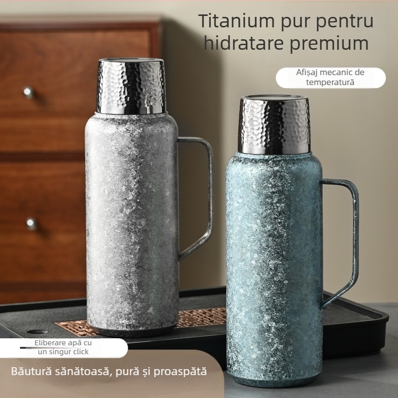 Termos din titan pur, izolație în vid, termometru mecanic, compartiment pentru ceai și capac cu deschidere basculantă.
