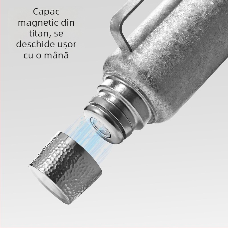 Termos din titan pur, izolație în vid, termometru mecanic, compartiment pentru ceai și capac cu deschidere basculantă.