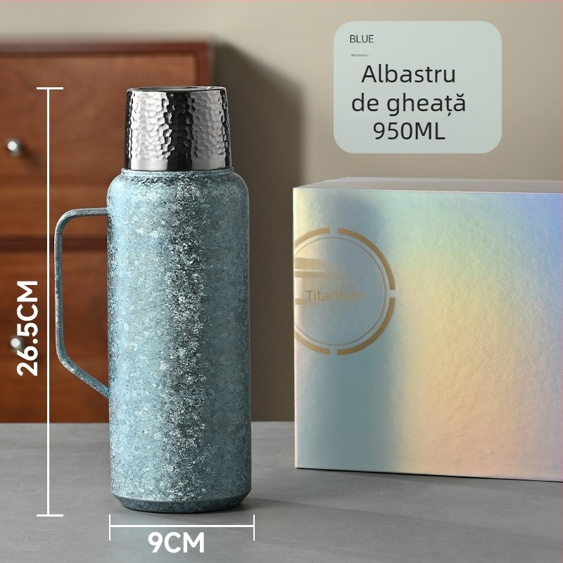 Termos din titan pur, izolație în vid, termometru mecanic, compartiment pentru ceai și capac cu deschidere basculantă.