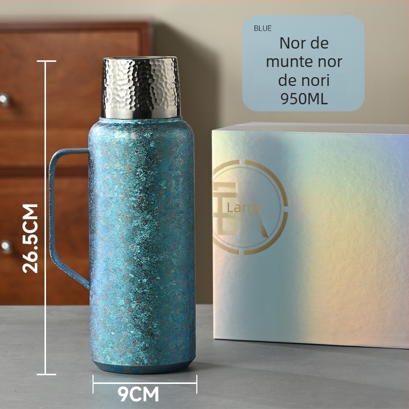 Termos din titan pur, izolație în vid, termometru mecanic, compartiment pentru ceai și capac cu deschidere basculantă.