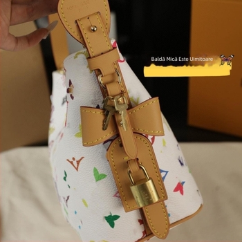 Geantă crossbody din piele naturală — alb tri-color cu stiluri pernă, fluture, găleată și scoică; Material: piele naturală; Caracteristici: primul strat de piele; Căptușeală: nailon; Închidere: fermoar; Formă: pătrat orizontal; Buzunare interioare: buzunar