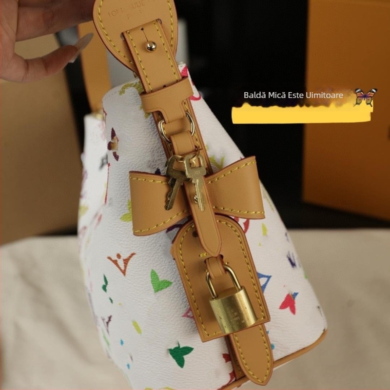 Geantă crossbody din piele naturală — alb tri-color cu stiluri pernă, fluture, găleată și scoică; Material: piele naturală; Caracteristici: primul strat de piele; Căptușeală: nailon; Închidere: fermoar; Formă: pătrat orizontal; Buzunare interioare: buzunar