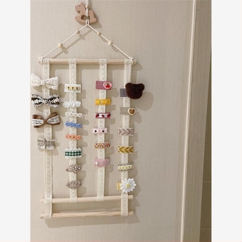 Display de perete pentru accesorii de păr pentru copii – lemn, stil artistic, primăvara 2025, brand Other Homes