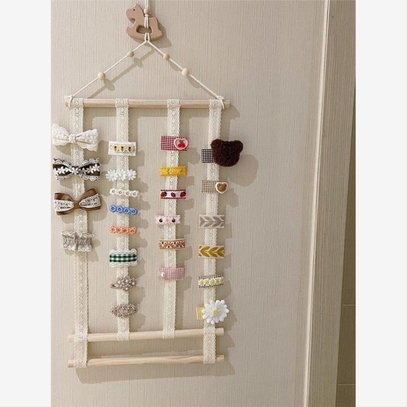 Display de perete pentru accesorii de păr pentru copii – lemn, stil artistic, primăvara 2025, brand Other Homes