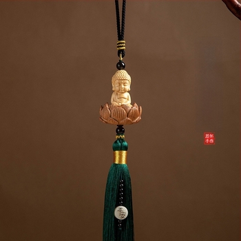 Pandantiv auto din lemn cu Buddha mic, bază de lotus și ciucuri lungi; decor interior modern.