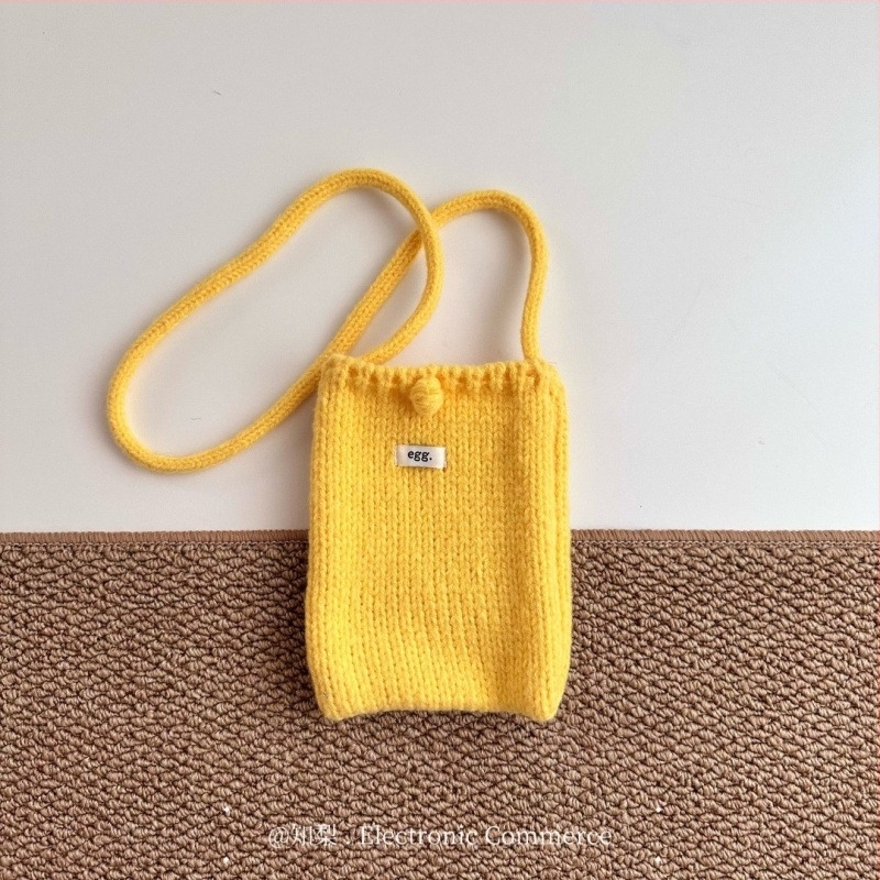 Geantă pentru telefon din lână, tricotată, formă pătrată verticală, închidere cu șnur, buzunar pentru telefon, toamnă 2024