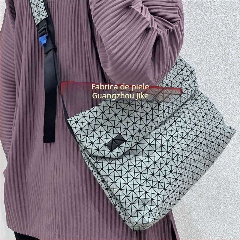 Geantă crossbody pentru bărbați, stil urban, corp din silicon, căptușeală din poliester, primăvara 2025
