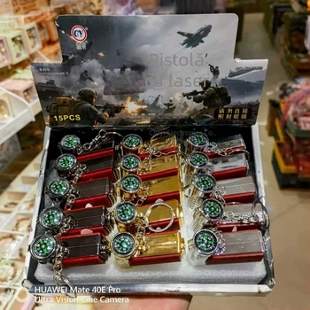 Pistol de jucărie multifuncțional cu LED, laser infraroșu și pandantiv compas; construcție din plastic, pentru 14+ ani, interactiv